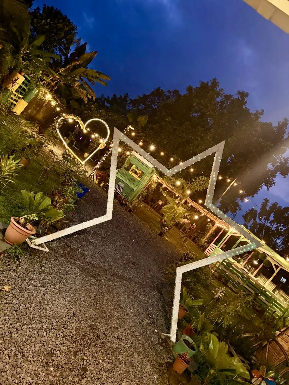 Jardín iluminado en Guácimo