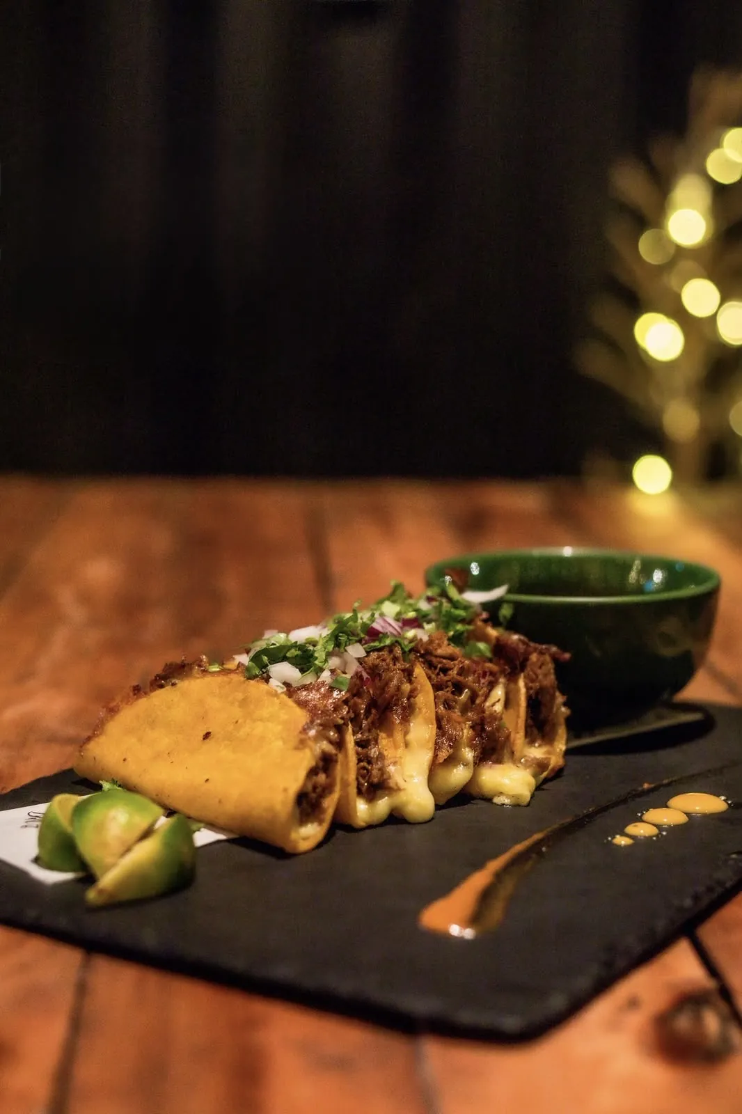 Plato de tacos y antojitos